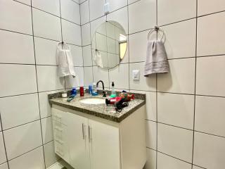 Apto completo espaçoso e térreo no Centro com 2 Quartos Casal ArCond WiFi 400M Home Office Cozinha Maq Lavar e Garagem em Dourados - 8
