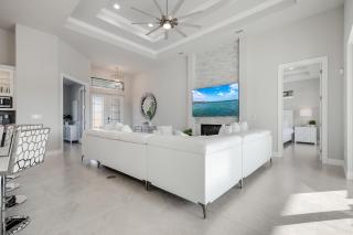 Heated Pool, Kayaks, Brand New Home, Sleeps 6 - Villa Luxuria Blanca - 1