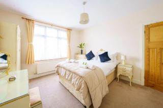 Wembley Arch View, 4-Bed House, Drive for 2 cars - 1