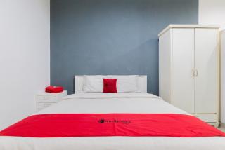 RedDoorz Plus near Living Plaza Jababeka - Bekasi - 7
