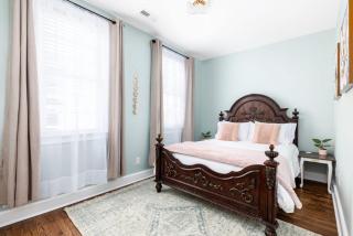 Stunning Private Courtyard - 1 BLOCK TO KING - 1