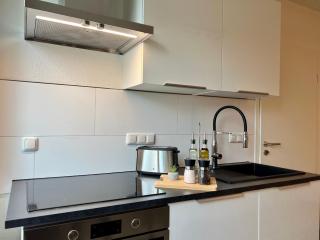 Design Apartment mit Balkon - Küche - Netflix - Essen - 6