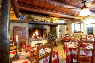 Hôtel Restaurant La Crèche et sa piscine intérieure - Logis Hôtels - La Chomette - 6
