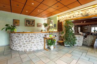 Hôtel Restaurant La Crèche et sa piscine intérieure - Logis Hôtels - La Chomette - 1