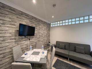 Lovely 2 Bedroom with Balcony - London - Londra - 2