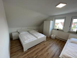Premium Apartment 70qm 2 Zimmer Küche, Balkon, Smart TV, WiFi - Aalen - 3