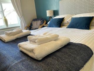 ROCKFERRY 3 Bed Central Apartment + parking permit - 4