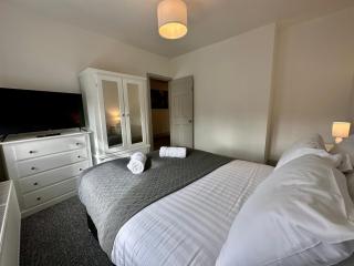 Stylish 3Bed apartment with FREE PARKING - Heaton - 1