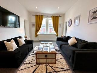 Stylish 3Bed apartment with FREE PARKING - 9