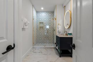 Luxurious Home with Theatre Room - 3