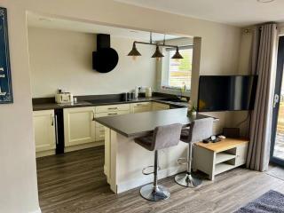 Modern 2BR Flat in Sale - Peaceful Stay in M33 - Great Transport Links - Broadheath - 4