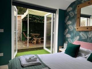 Stylish & Cosy Margate Escape with Hot Tub and Log Burner Dogs Welcome - Margate - 0