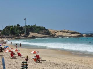 SUÍTE c vista livre e pertíssima das PRAIAS IPANEMA LEBLON ARPOADOR COPACABANA e do CRISTO REDENTOR do BONDINHO PÃO DE AÇUCAR etc Chegando mais cedo que o Check-in do meio-dia, deixe suas malas e vá se divertir, idem no Check-out das 10h manhã - 8