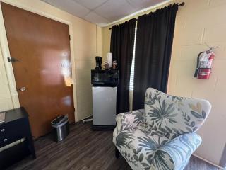 JI4, King Guest Room at the Joplin Inn at entrance to the resort Hotel Room - Mount Ida - 0