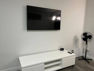 Modern Luxury Private Suite - Airdrie - 8