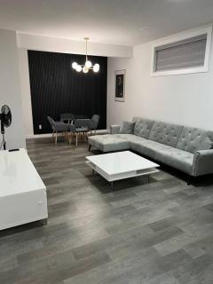 Modern Luxury Private Suite - Airdrie - 5