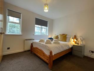 Surrey Docks London near Canada Water Easy Access to Canary Wharf Pier - London - 7