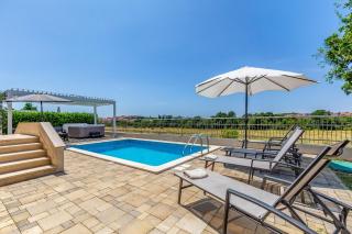 Villas Lotus with Pool and Jacuzzi - Pula - 3