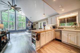 Modern Cabin w/Hot Tub & Fire Pit! - Hedgesville - 1