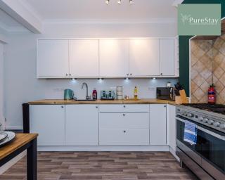 Perfect Contractor House in Liverpool with 7 Beds By PureStay - 14 nights min! - 6