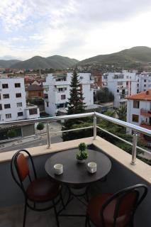Prima Guesthouse - Mountain View - Sunny Balcony - 3 min walk to Lake - Pogradec - 7