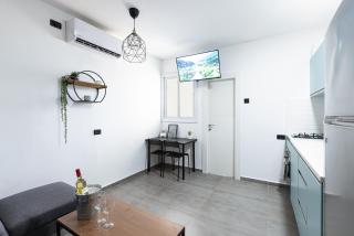 Nirvana 1BR Apt, Central Old Town, Private Balcony - 9