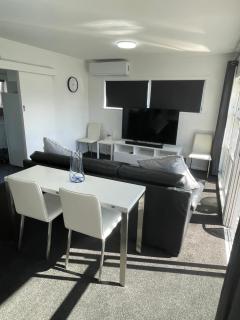 Sunny 2bdrm home close to Hospital & Gardens - 9