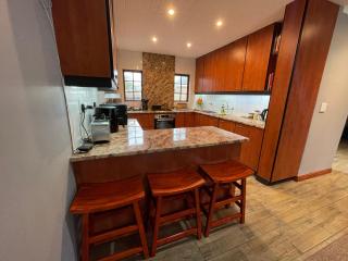 OAK HOUSE, Entire holiday home, Self catering, fully equipped, double storey, 3 bedroom, 2 bathroom, outside entertainment, Braai area, 300sqm home - Hillcrest - 3