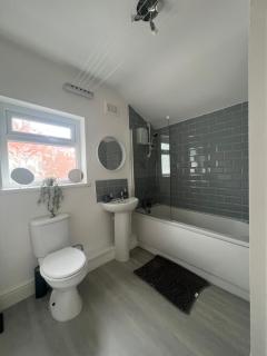 spacious 3 bed - EFC stays - Liverpool - 4