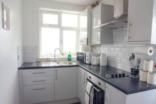 Vibrant 4 Bedroom House With Game Area & Garden - Southampton - 2