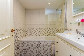 Oktogon Central Spacious AC Balcony - Budapest - 4