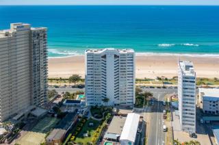 THE HAMPTONS - Ultimate Six Star Beachfront Experience with Parking & Pool - Gold Coast - 3