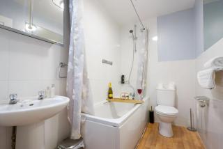 Loughton House - Central Location - Driveway Parking, Self-Check-In, Garden, Super-Fast Wifi and Smart TVs by Yoko Property - Milton Keynes - 2
