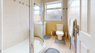 Charming 5-Bed House in Grays - Grays Thurrock - 9