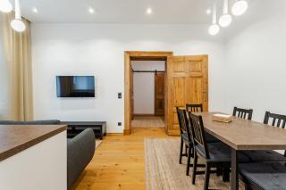 Two Bedroom Very Berry Apartment in Poznań with Desk by Noclegi Renters - Poznan - 4