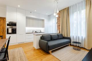 Two Bedroom Very Berry Apartment in Poznań with Desk by Noclegi Renters - Poznan - 0