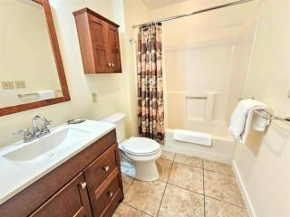Mt Snow Condo with Pool Mountain Views Half Mile to Mtn - Dover - 3
