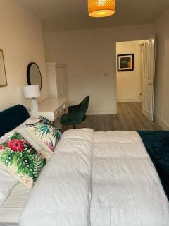 Stunning and Spacious 2bed flat in central Woking - 5