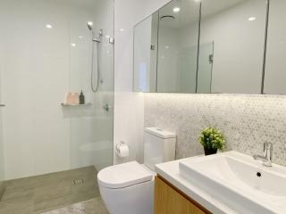 Cozy 2B2B Apartment with Free Parking & Penthouse Pool - 5