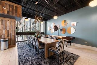 Sleek 2 Bed 2 Bath Condo in Trendy Fulton Market - 7