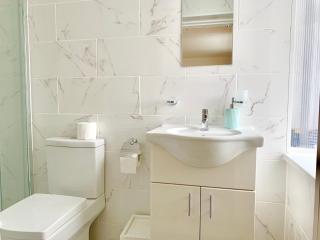London Studio Apartments, Private Bathroom, Kitchenette, Parking, NP3 - Londra - 7