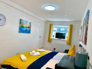 London Studio Apartments, Private Bathroom, Kitchenette, Parking, NP3 - Londra - 3