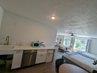 Sierra Blue Hotel & Swim Club - 7