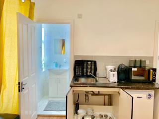 London Studio Apartments, Private Bathroom, Kitchenette, Parking, NP6 - London - 1