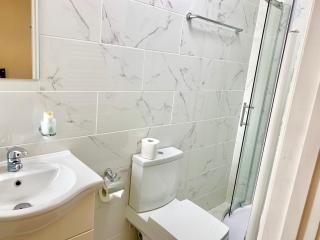 London Studio Apartments, Private Bathroom, Kitchenette, Parking, NP7 - Londra - 6