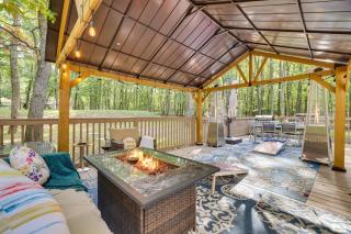 Deck and Fire Pits Immaculate Poconos Lodge! - Albrightsville - 0
