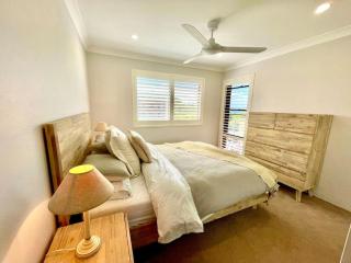 'Serenity Now' Shoal Bay Beach Front with All Linen, WiFi and Air Con - 2