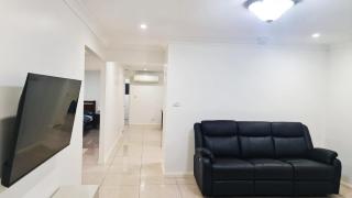 3 Bed Room, Luxury Home - Schofields - 9
