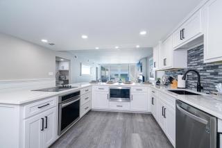 2114 Free Beach Setup - Shoreline Towers Remodeled Condo - 4