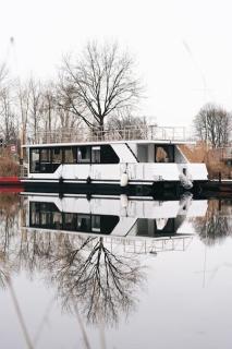 Deine schwimmende Auszeit auf dem Wasser - Festlieger Hausboot Tortuga - Dömitz - 7